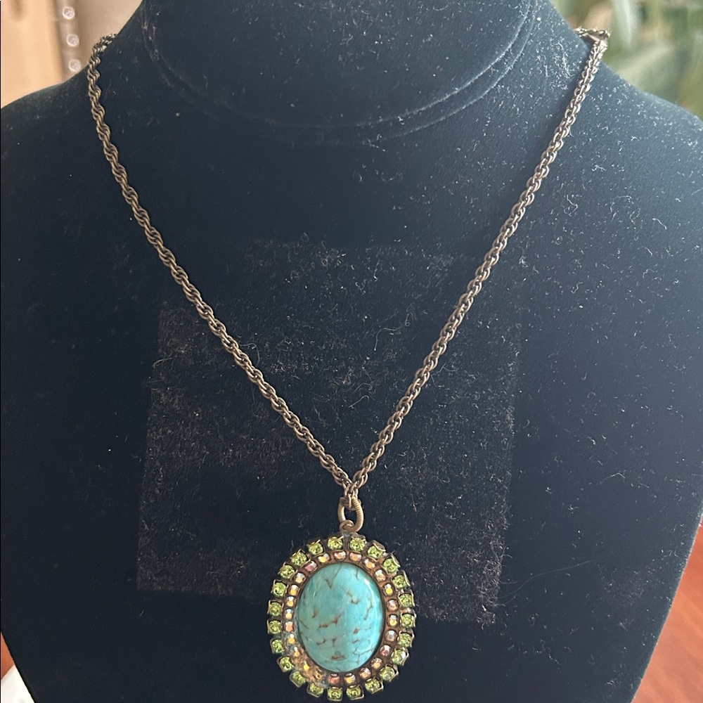 Elegant Turquoise Pendant Necklace with Gold Detailing - Picture 10 of 11